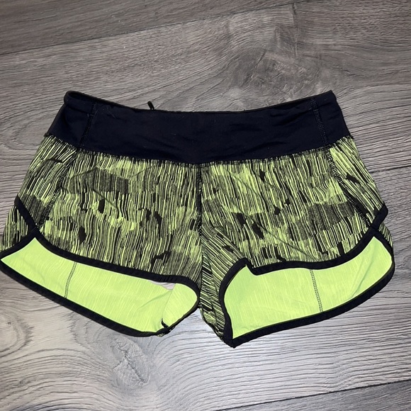 Lululemon Speed Short Down Pour Lime Light / Black size 4 - Picture 13 of 14